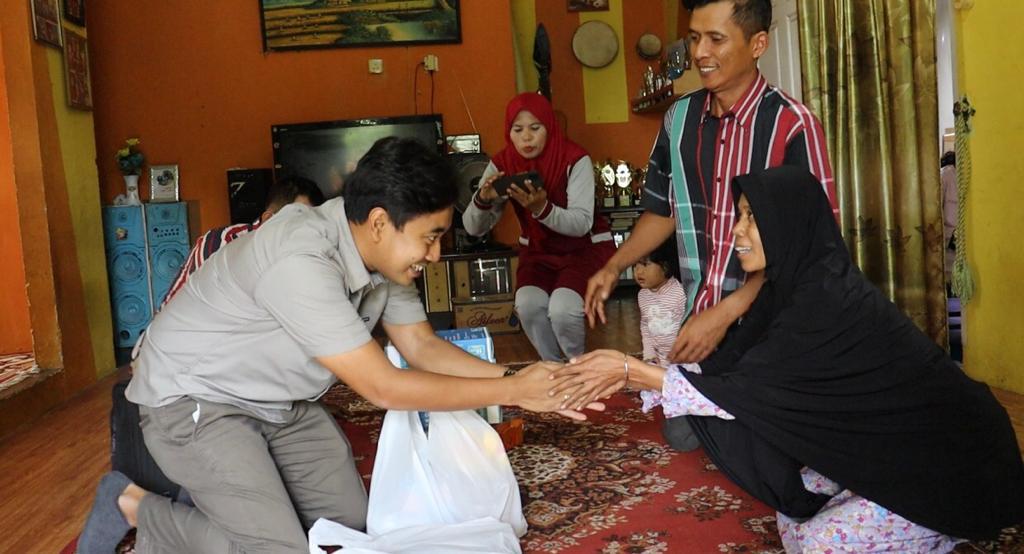 Susi Guru Honor Penderita Tumor Sumringah Dapat Santunan Dari Intelkam Polda Riau