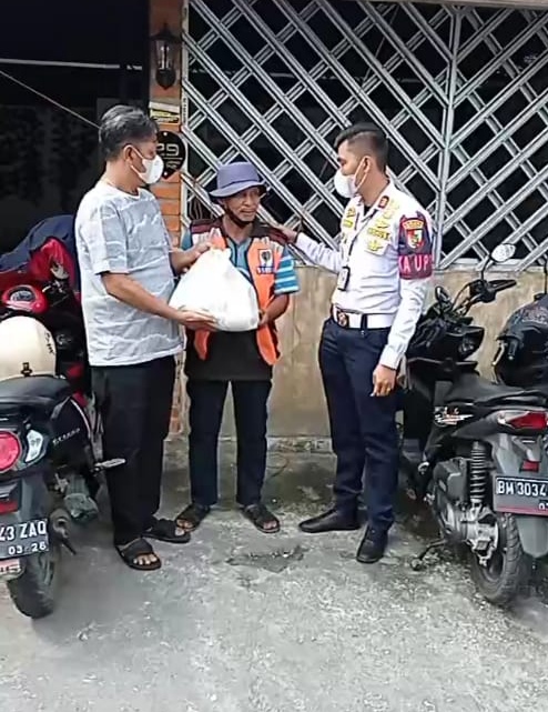 Pengelola dan Dishub Salurkan Bantuan Sembako Kepada Jukir