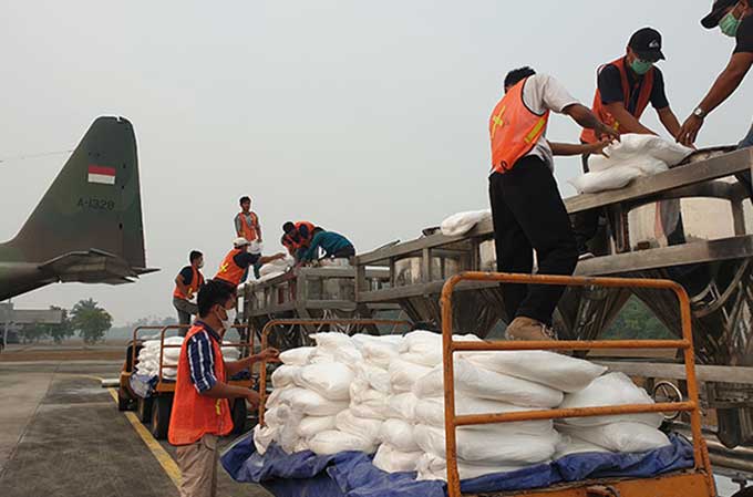 Cegah Karhutla, 6.400 Kg Garam Disemai di Awan Riau