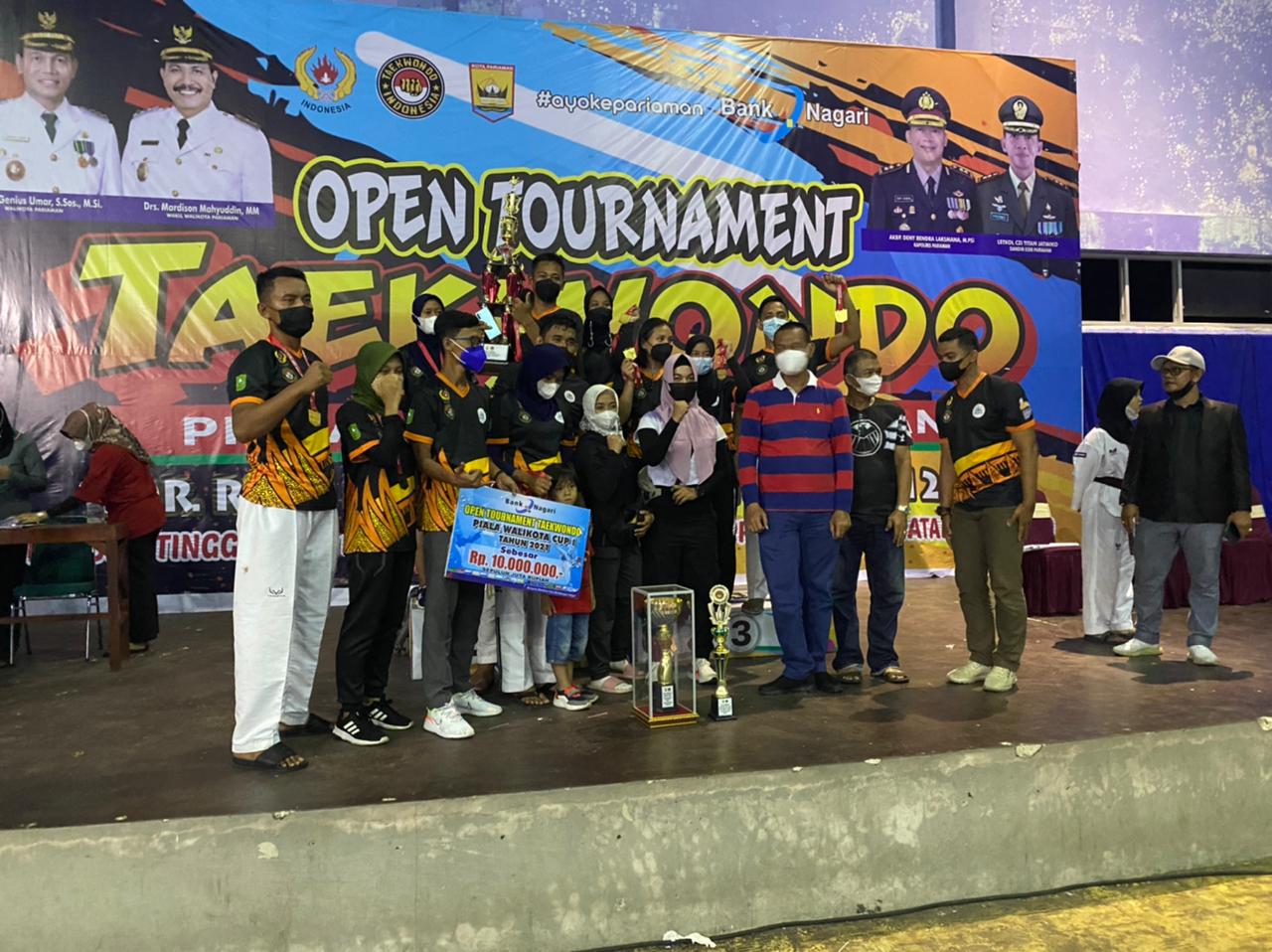 Borong 11 Medali, Tim Pelatda Taekwondo Riau Juara Umum Kejuaraan di Pariaman