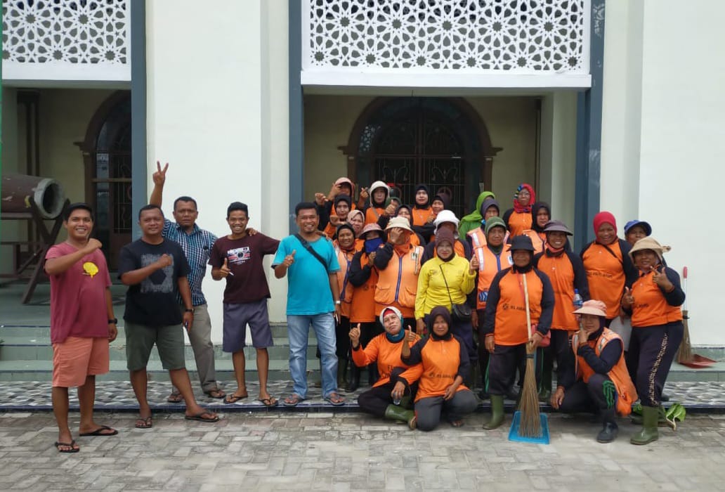 Tim Orange DLH Rohul Bersih-bersih Masjid Al-Ihsan Ujung Batu