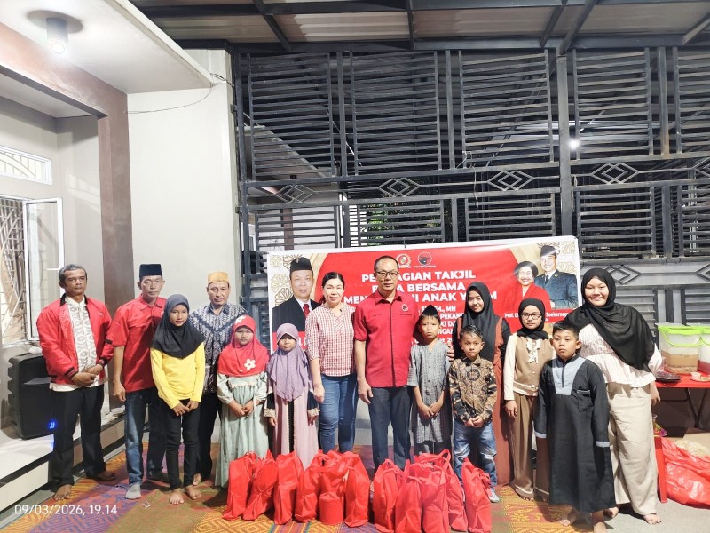 Anggota DPRD Robin Eduar Santuni Puluhan Anak Yatim dan Paket Ramadan