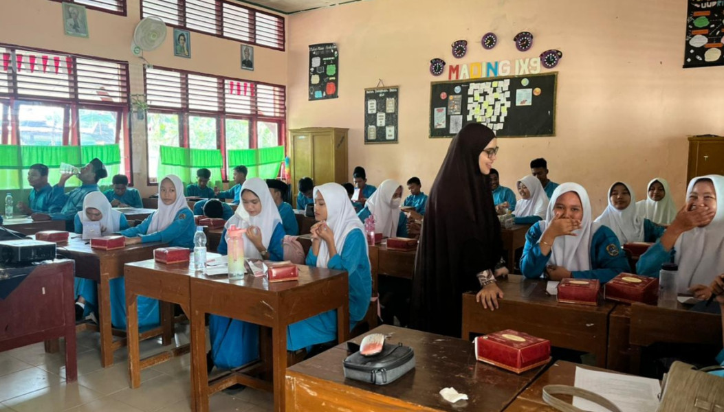 Tim PKM Prodi Pendidikan Bahasa dan Sastra Indonesia FKIP UIR Sambangi SMPN 1 Tualang